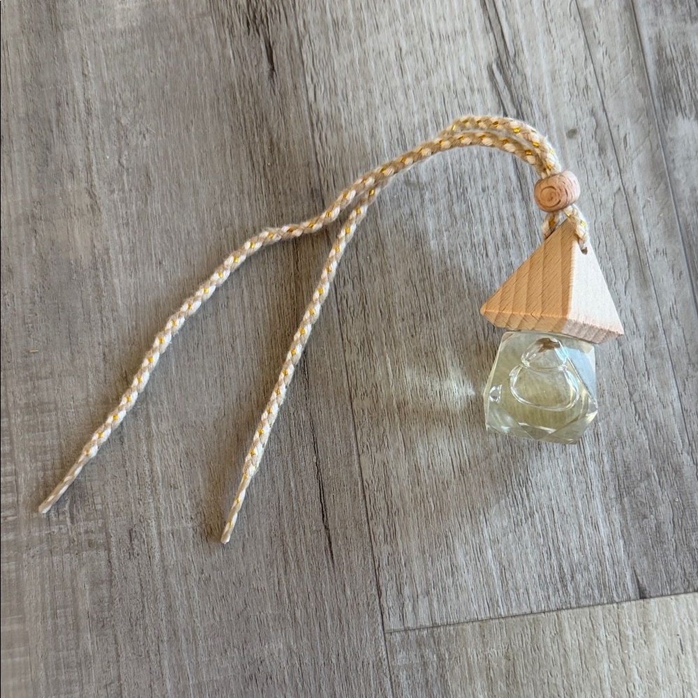 Small wooden hanging diffuser